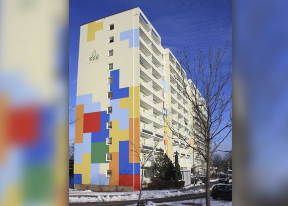 Das Tetris-Design ziert nun das Hochhaus in Chemnitz. Umsetzung des Agenturentwurfs für die Hochhausfassade enders Marketing